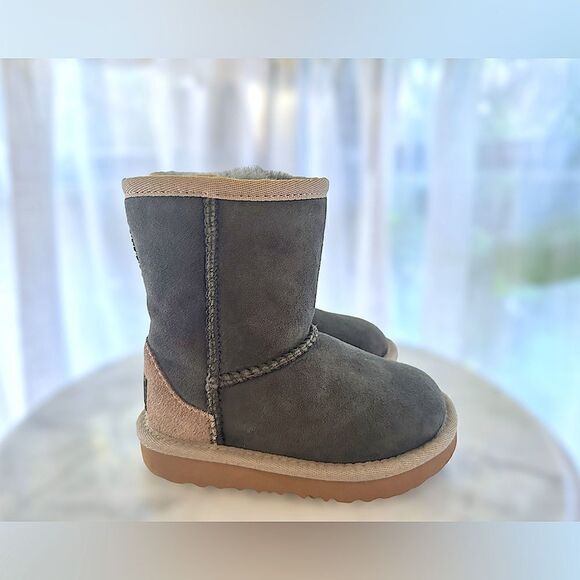 UGG Toddler Kids Classic Short II Boots Size 7 - Picture 4 of 11